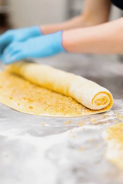 Kuchnia Piekarni Proces Produkcji Cynobrów Kobieta Piekarz Używa Czekolady Granulkach — Zdjęcie stockowe