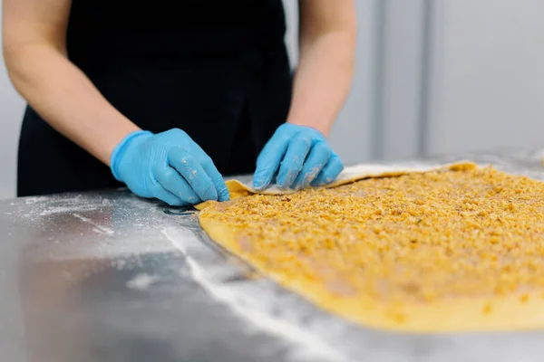 Kuchnia Piekarni Proces Produkcji Cynobrów Kobieta Piekarz Używa Czekolady Granulkach — Zdjęcie stockowe