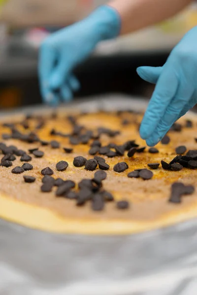 Kitchen Bakery Process Making Cinnabons Woman Baker Uses Chocolate Granules — Stock Photo, Image