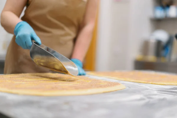 Kuchnia Piekarni Proces Produkcji Cynamonów Kobieta Piekarz Dodaje Cynamonu Czekolady — Zdjęcie stockowe