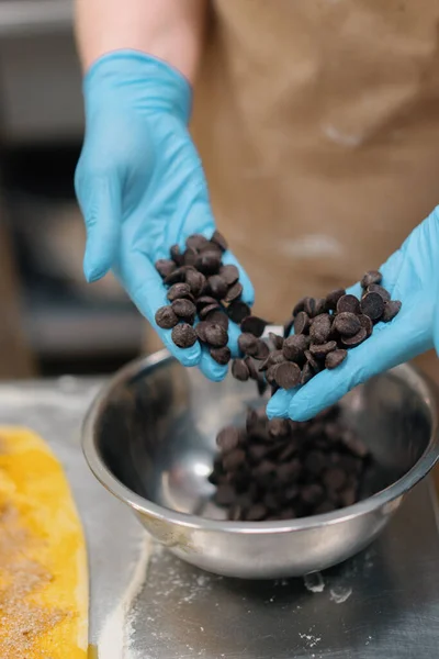 Cocina Panadería Proceso Fabricación Cinabriones Mujer Panadero Utiliza Chocolate Gránulos — Foto de Stock