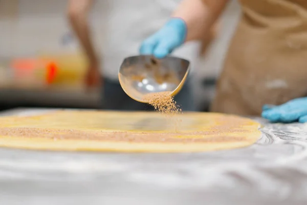 Кухня Пекарні Процес Приготування Кориці Жінка Пекар Додає Тіста Корицю — стокове фото