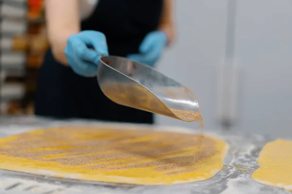 Kitchen Bakery Process Making Cinnabons Woman Baker Adds Cinnamon Chocolate — Stock Photo, Image