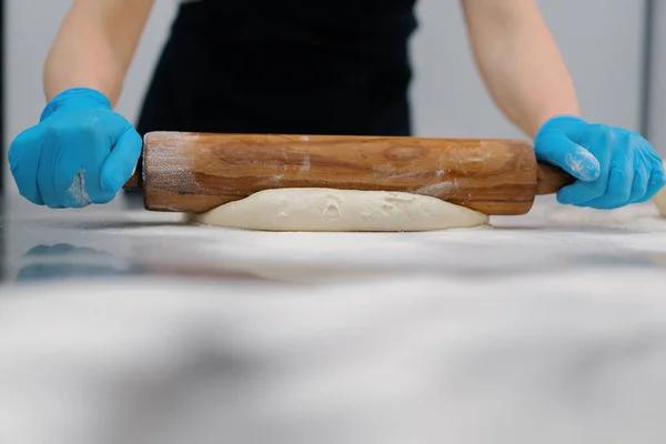 Köket Bageriet Processen Att Förbereda Kaniner Bildar Kvinna Bagare Doughs — Stockfoto