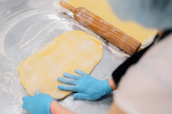 Kuchnia Piekarni Proces Przygotowania Cynobrów Kobieta Piekarz Formy Ciasta — Zdjęcie stockowe