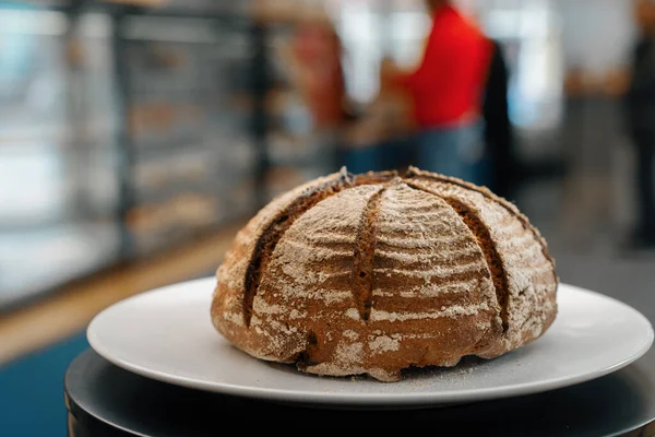 Detailní Záběr Pekárna Čerstvě Upečený Tmavý Chléb Otočném Povrchu — Stock fotografie
