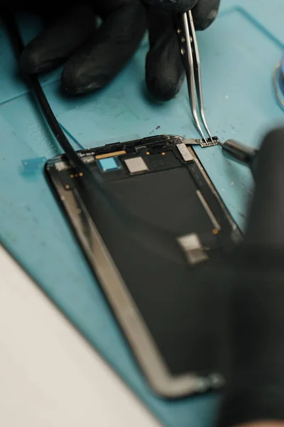 Macro Shot Phone Being Repaired Engineer — Stock Photo, Image