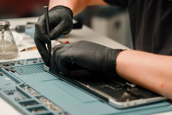 Technician Engineer Repairs Replaces New Parts Broken Damaged Laptop Tablet — Stock Photo, Image