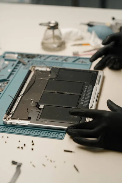 Technician Engineer Repairs Replaces New Parts Broken Damaged Laptop Tablet — Stock Photo, Image