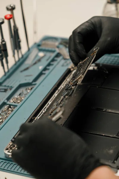Τεχνικός Μηχανικός Επισκευάζει Αντικαθιστά Νέα Τμήματα Χαλασμένου Και Κατεστραμμένου Laptop — Φωτογραφία Αρχείου