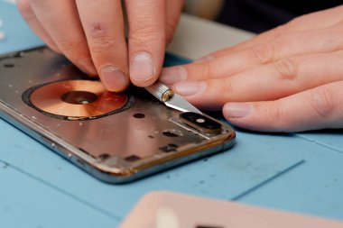 Makro atış - bir mühendis tarafından tamir edilen telefon