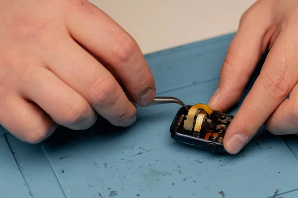Makro Shot Inteligentny Zegarek Naprawiany Przez Inżyniera — Zdjęcie stockowe