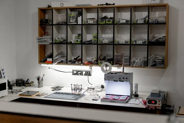 Telefonların ve ev aletlerinin tamiri için atölye çalışması Çalışma alanının onarımı için atölye araçları