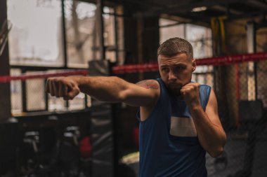 Spor salonunda gölge yumruklarıyla dövüşen bir boksör.