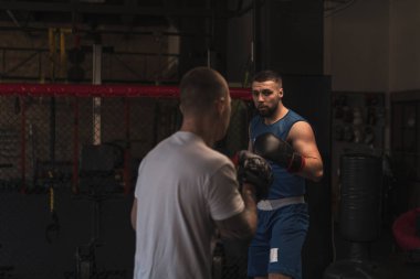 Boksör Boks Salonunda Koçuyla Yumruklarını Çalışıyor