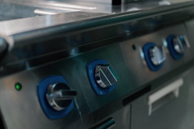 Otel restoranının mutfağında profesyonel mutfak gereçleri iç yemek fırını.