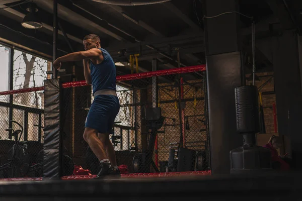 Boxer Tělocvičně Který Bojuje Stínovými Tréninky Punče — Stock fotografie