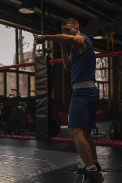 Spor Salonunda Gölge Yumruklarıyla Dövüşen Bir Boksör — Stok fotoğraf