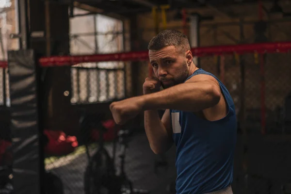 Boxeador Gimnasio Que Lucha Con Golpes Prácticas Sombras —  Fotos de Stock