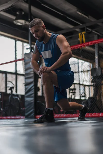 Hombre Boxeador Entrenamiento Forma Hombre Haciendo Boxeo Gimnasio Joven Haciendo —  Fotos de Stock