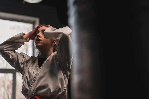 Chica Cansada Kimono Cerca Saco Boxeo Después Del Entrenamiento — Foto de Stock