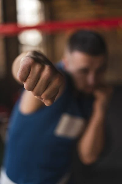 ジムのパンチでボクサーの拳を閉じる — ストック写真