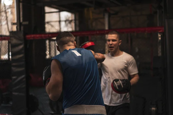 Boxer Pratica Seus Socos Com Seu Treinador Ginásio Boxe — Fotografia de Stock