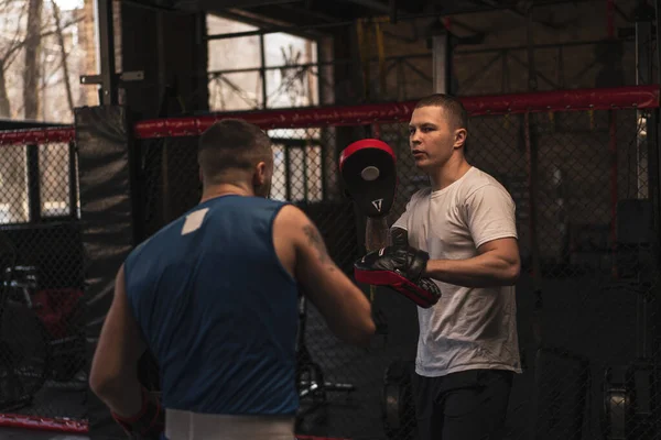 Boxer Πρακτικές Punches Του Τον Προπονητή Του Στην Πυγμαχία Γυμναστήριο — Φωτογραφία Αρχείου