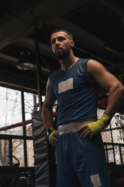 Närbild Sportig Svettig Manlig Boxare Med Allvarligt Ansikte Gymmet — Stockfoto