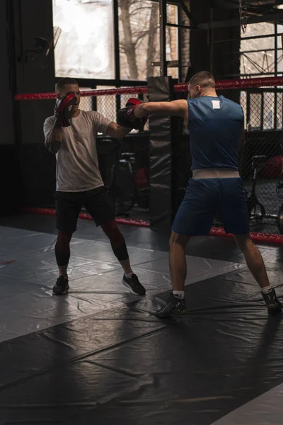 Boxeador Practica Sus Golpes Con Entrenador Gimnasio Boxeo — Foto de Stock