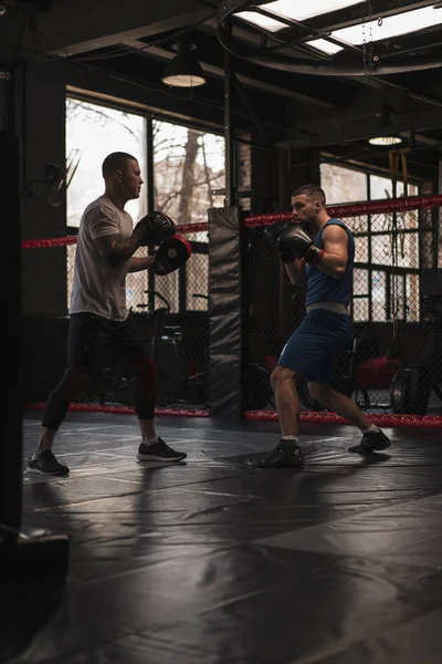 Boxer Oefent Zijn Stoten Met Zijn Coach Boksen Gym — Stockfoto
