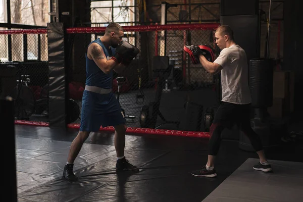 Boxer Pratique Ses Coups Avec Son Entraîneur Dans Gymnase Boxe — Photo