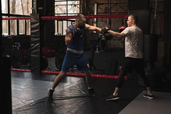 Boxeador Practica Sus Golpes Con Entrenador Gimnasio Boxeo —  Fotos de Stock