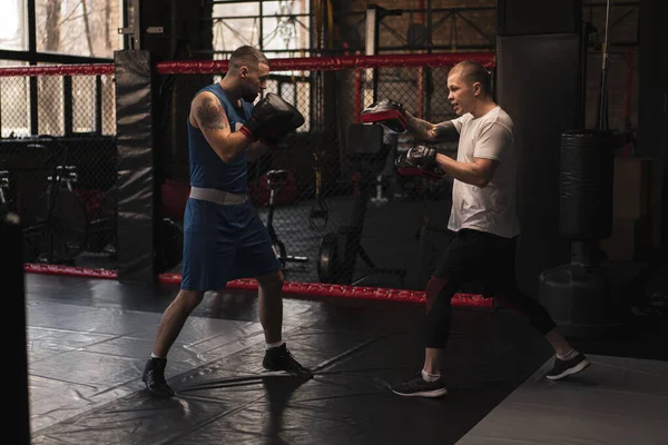 Boxer Oefent Zijn Stoten Met Zijn Coach Boksen Gym — Stockfoto