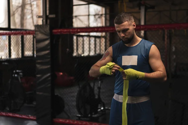 Muž Boxer Ovinuje Ruce Před Zápasem Mladý Sportovec Připravuje Boj — Stock fotografie