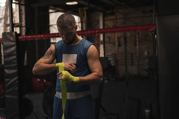 Masculino Boxer Envolve Seus Braços Antes Luta Jovem Desportista Prepara — Fotografia de Stock