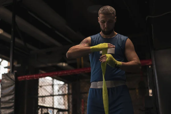Muž Boxer Ovinuje Ruce Před Zápasem Mladý Sportovec Připravuje Boj — Stock fotografie