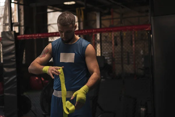 Boxeador Masculino Envuelve Sus Brazos Antes Una Pelea Joven Deportista —  Fotos de Stock