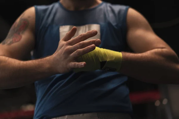 Mężczyzna Bokser Owija Jego Ręce Przed Walka Młody Sportowiec Przygotowuje — Zdjęcie stockowe