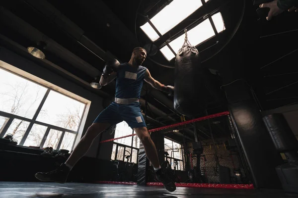 Boxe Ginásio Boxeador Treina Seus Socos Batendo Saco Perfuração — Fotografia de Stock