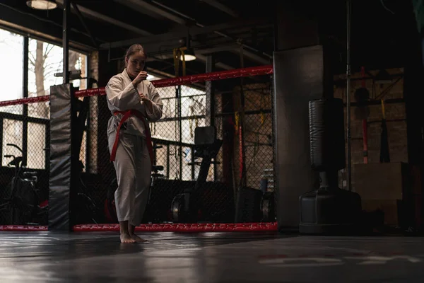 Flicka Praxis Karate Gym Kvinna Kimono Praxis Rörelser Och Utgör — Stockfoto