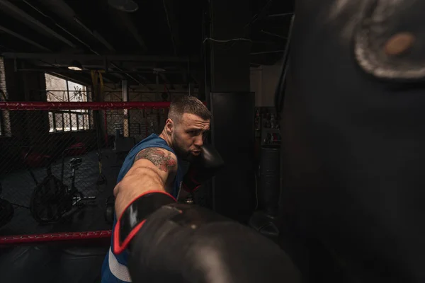 Boxing Gym Boxer Trains His Punches Hitting Punching Bag — Stock Photo, Image