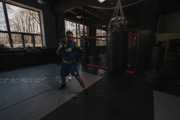 ボクシングジムボクサートレーニング彼のパンチパンチバッグ — ストック写真