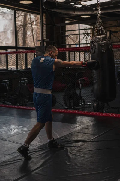 Boxe Ginásio Boxeador Treina Seus Socos Batendo Saco Perfuração — Fotografia de Stock