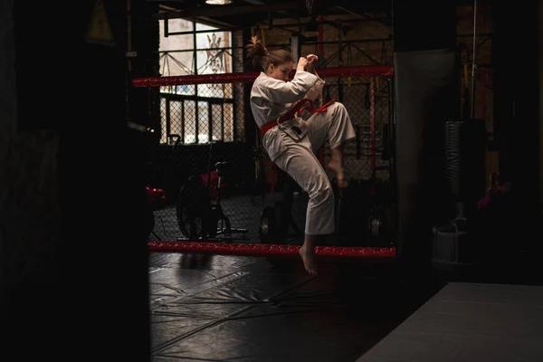 Kimonolu Bir Kadın Olarak Karate Yapıyor Hareketler Yapıyor Dövüş Sanatlarında — Stok fotoğraf