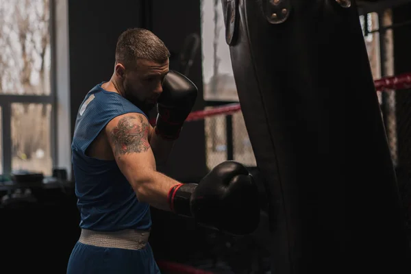 Γυμναστήριο Πυγμαχίας Ένας Πυγμάχος Προπονεί Γροθιές Του Χτύπημα Σάκο Του — Φωτογραφία Αρχείου