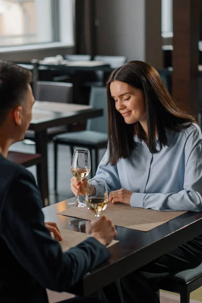 Randka Hotelowej Restauracji Mężczyzna Kobieta Piją Białe Wino Okularach Twarz — Zdjęcie stockowe