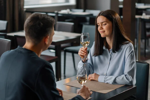 Uma Data Restaurante Hotel Homem Uma Mulher Bebem Vinho Branco — Fotografia de Stock