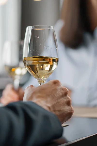 Una Cita Hotel Restaurante Hombre Una Mujer Beber Vino Blanco —  Fotos de Stock
