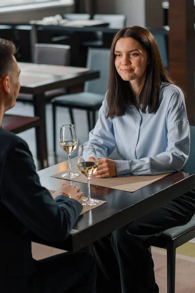 Randka Hotelowej Restauracji Mężczyzna Kobieta Piją Białe Wino Okularach Twarz — Zdjęcie stockowe